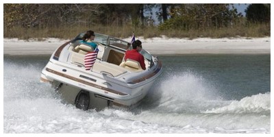 Bateau de plaisance semi hors-bord