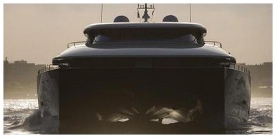 Bateau multicoque � moteur