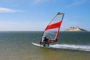 La planche à voile sur eau plate