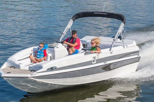 Bateau à moteur ponté Bateau à moteur ponté