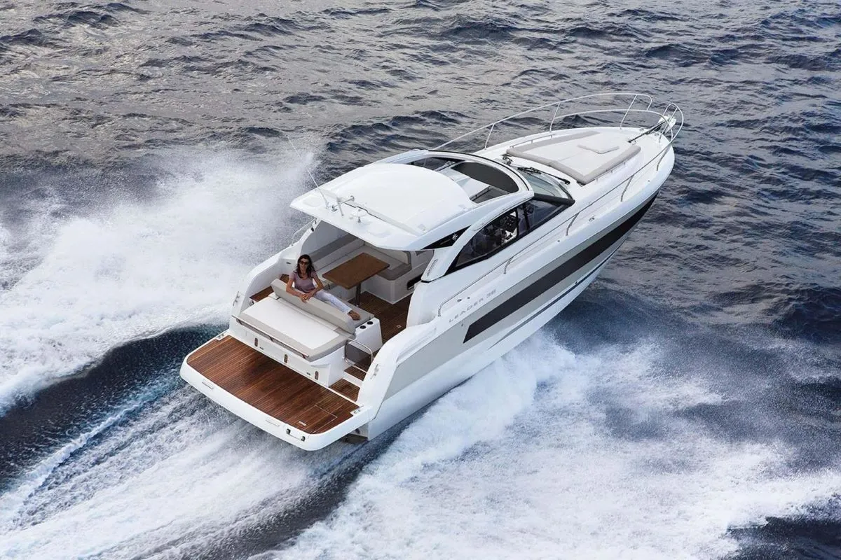 Bateau à moteur semi hors-bord Jeanneau Leader 36