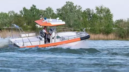 Bateau avec un moteur à hydrojet