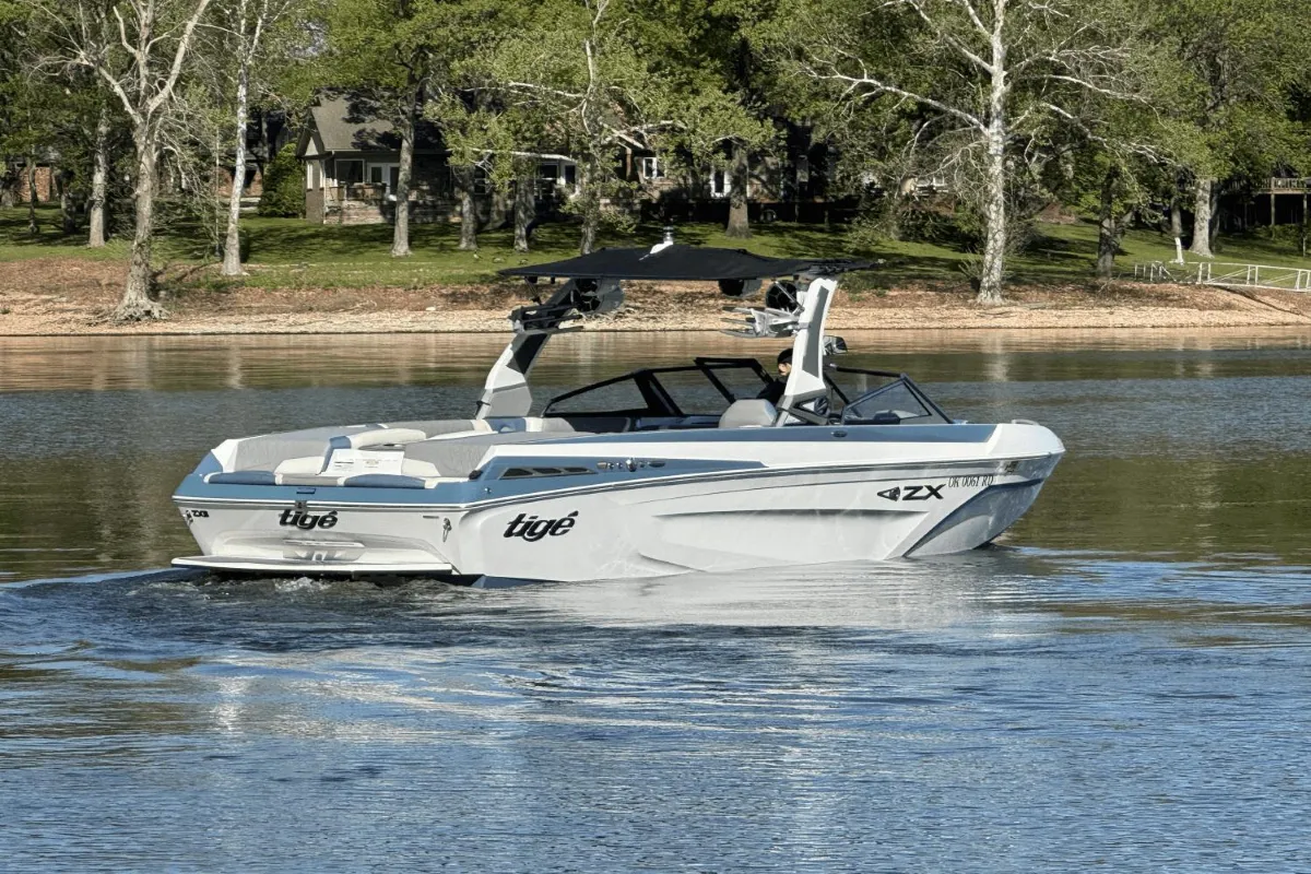 Bateau de pêche et de ski nautique