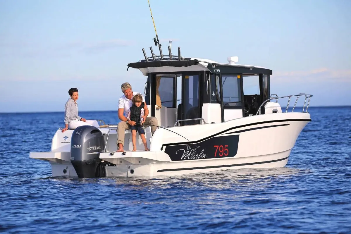 Bateau de pêche tout usage "Mery Fisher 795 Marlin"
