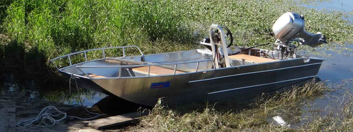 Bateau en aluminium à fond plat