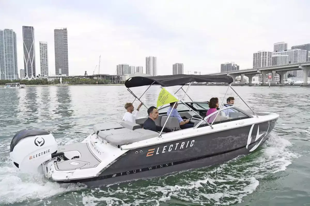 Bateau avec moteur hors-bord électrique