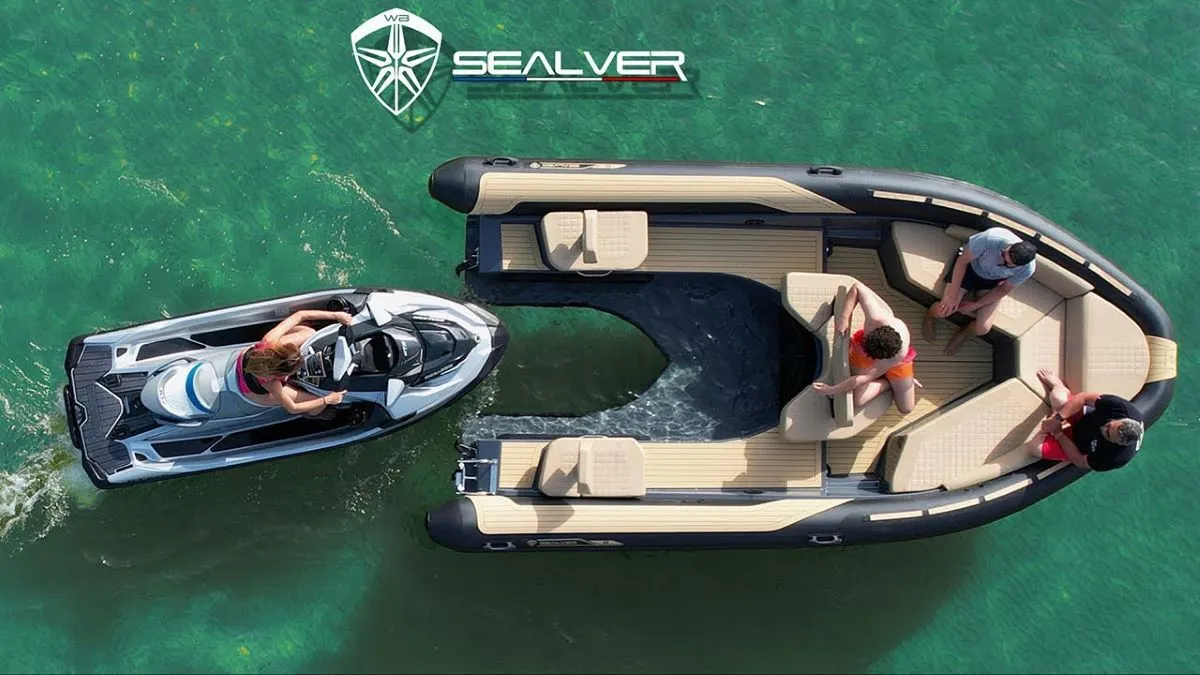 Bateau avec jet-ski intégré