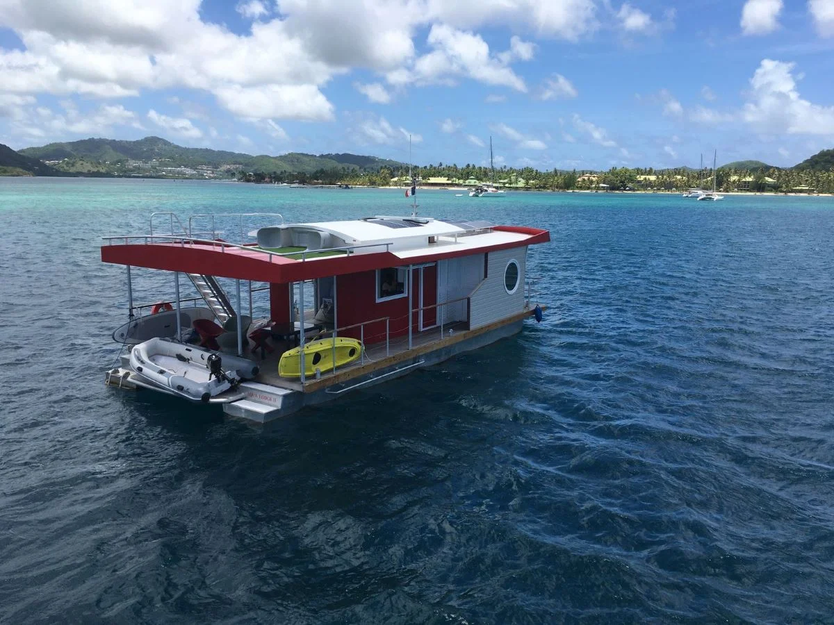Bateau maison en mer