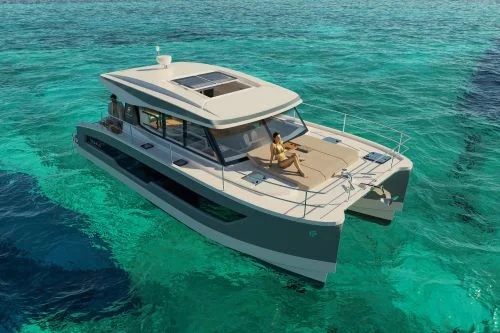 Bateau à moteur multicoque