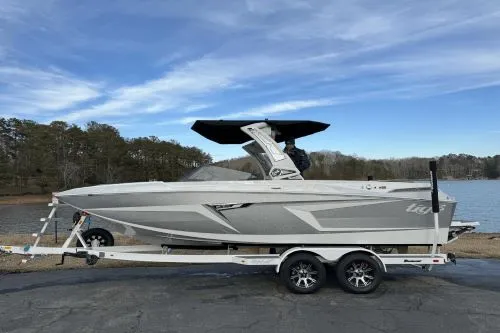 Bateau de pêche et de ski nautique Bateau de pêche et de ski nautique