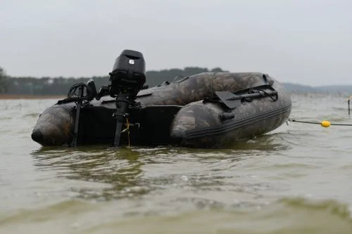 Bateau pneumatique à moteur