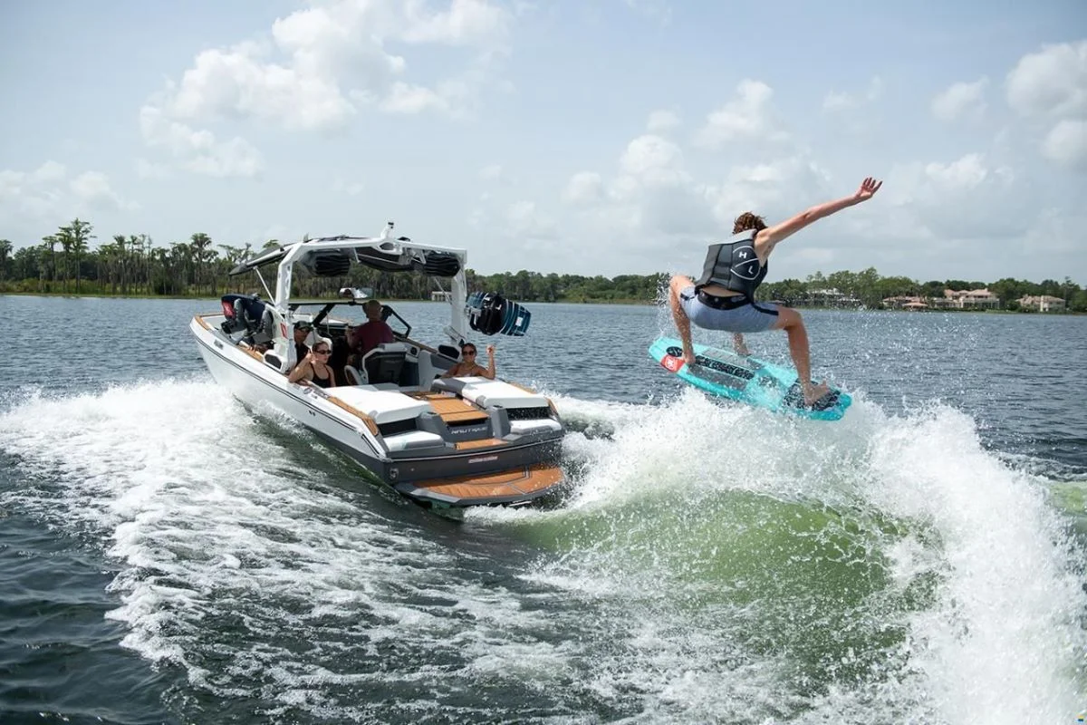 Bateau pour planche nautique à moteur in-bord