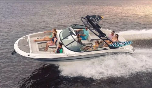 Bateau pour planche nautique à moteur in-bord