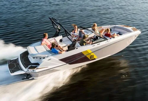 Bateau pour ski nautique à moteur in-bord Bateau pour ski nautique à moteur in-bord
