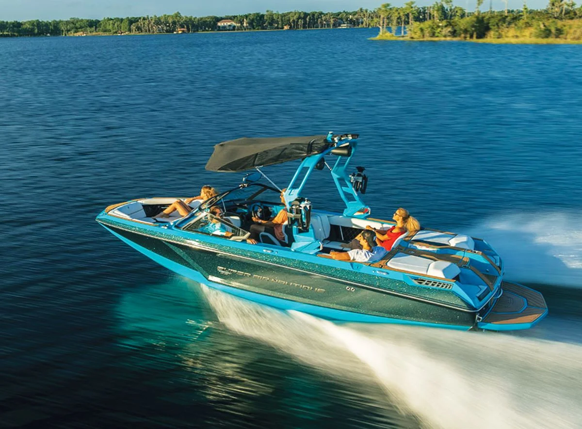 Bateau pour ski nautique à moteur in-bord