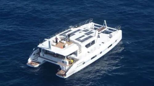 Catamaran à moteur en haute mer Catamaran à moteur en haute mer