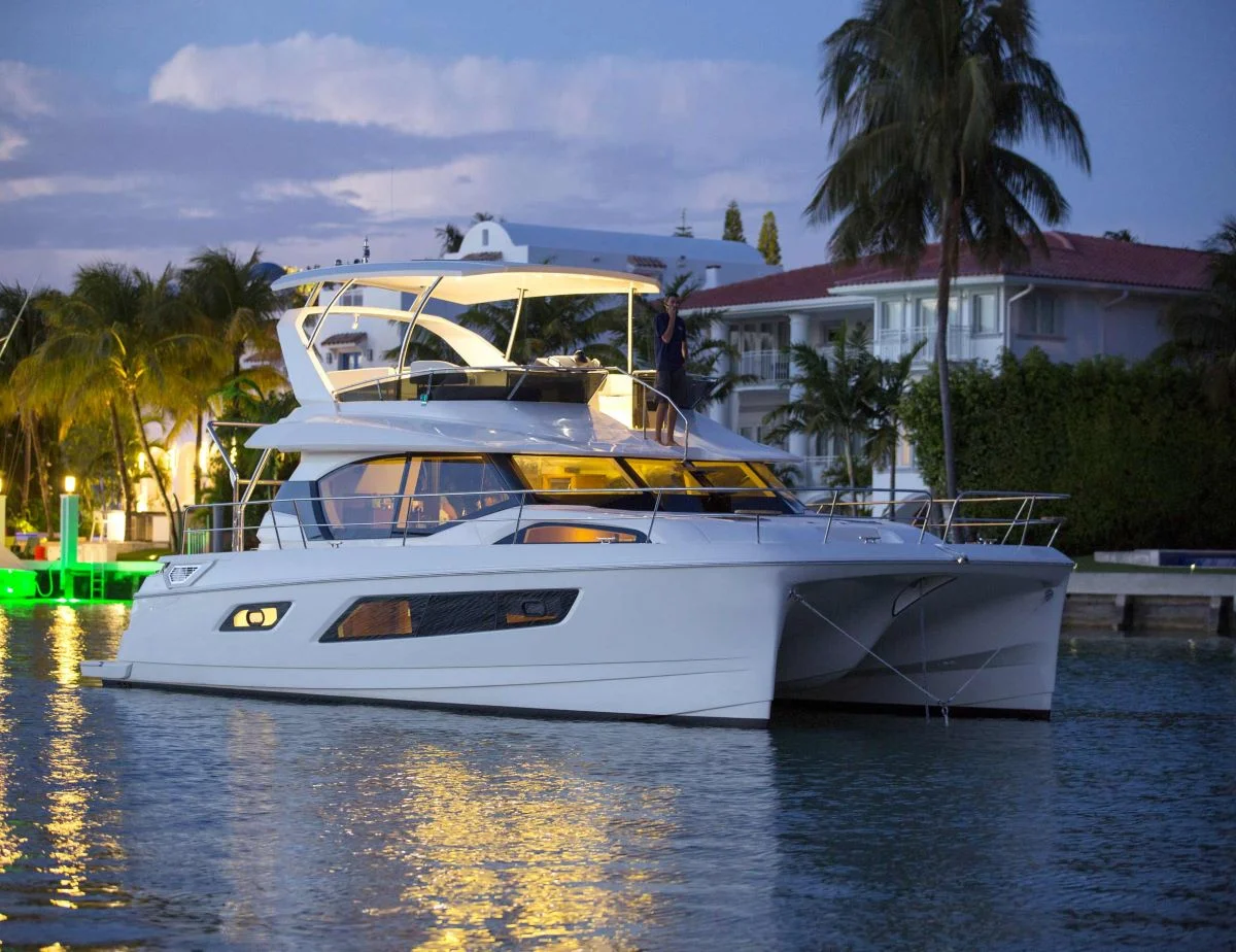 Catamaran : bateau multicoque à moteur