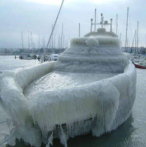 Bateau pris en glace Bateau pris en glace