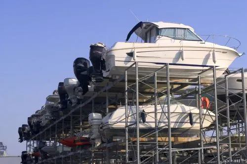 Hivernage en extérieur dans un parc à bateaux Hivernage en extérieur dans un parc à bateaux