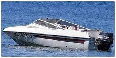 Bateau à moteur hors-bord à proue fermée
