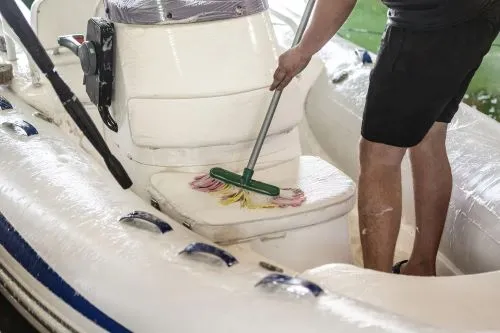 Lavage d'un bateau Lavage d'un bateau