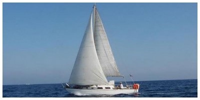 Un voilier en mer