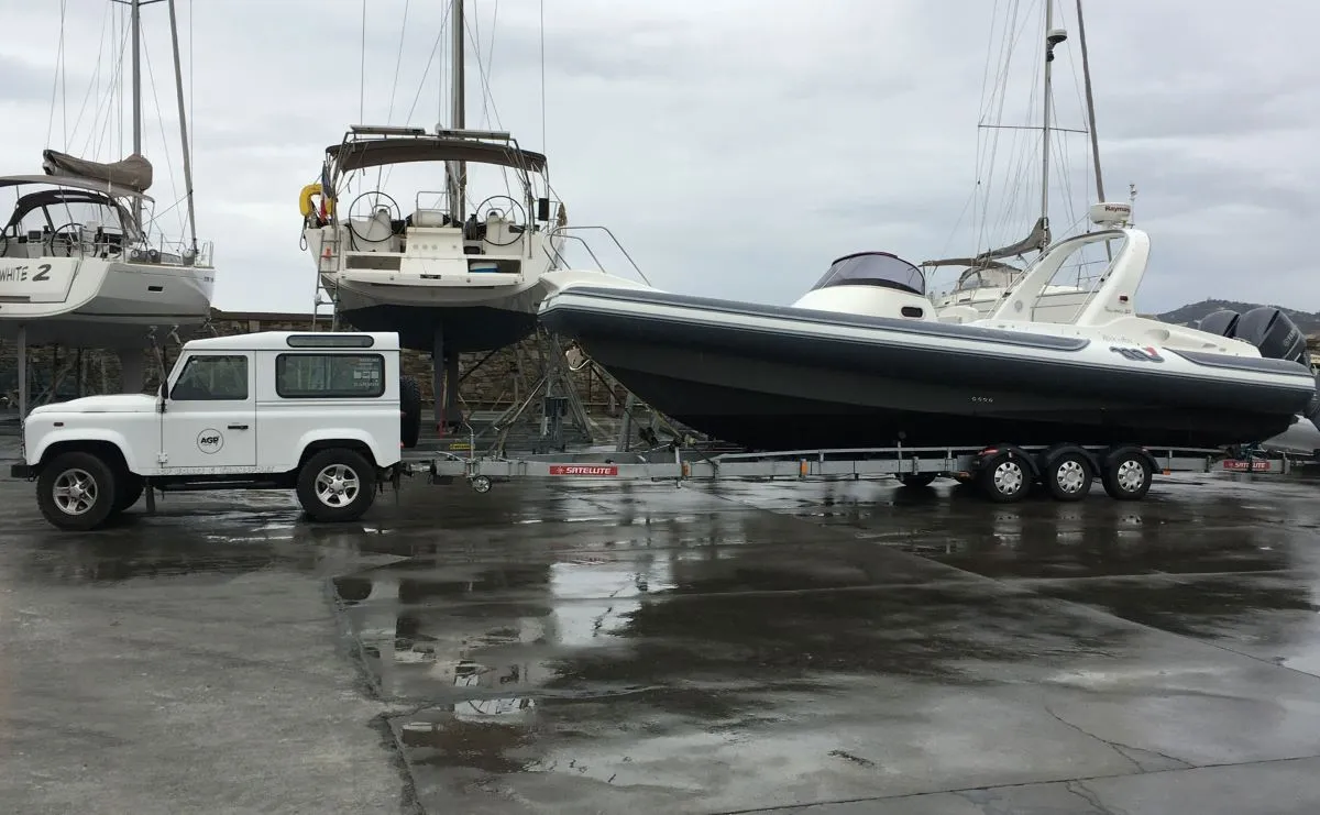 Remorquage et transport routier d'un bateau