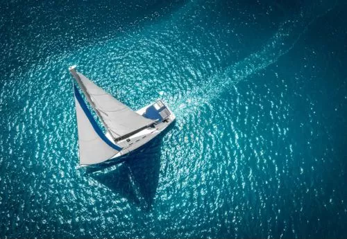Voilier en pleine mer