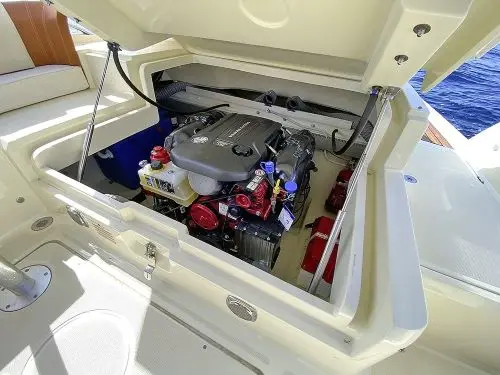 Cale d'un bateau de plaisance à moteur in-bord Cale d'un bateau de plaisance à moteur in-bord