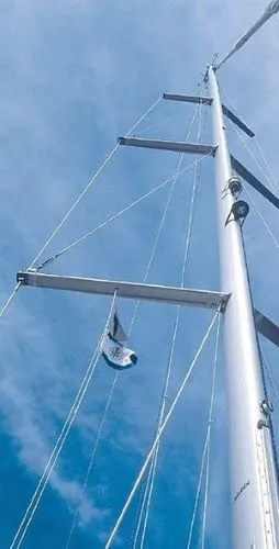 Mât en aluminium d'un voilier