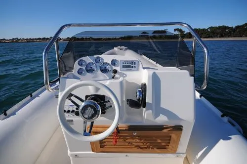 Poste de pilotage d'un bateau "Cockpit"