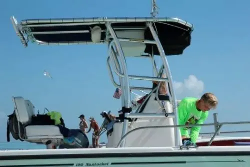 Toit rigide de bateau "T-Top" Toit rigide de bateau "T-Top"