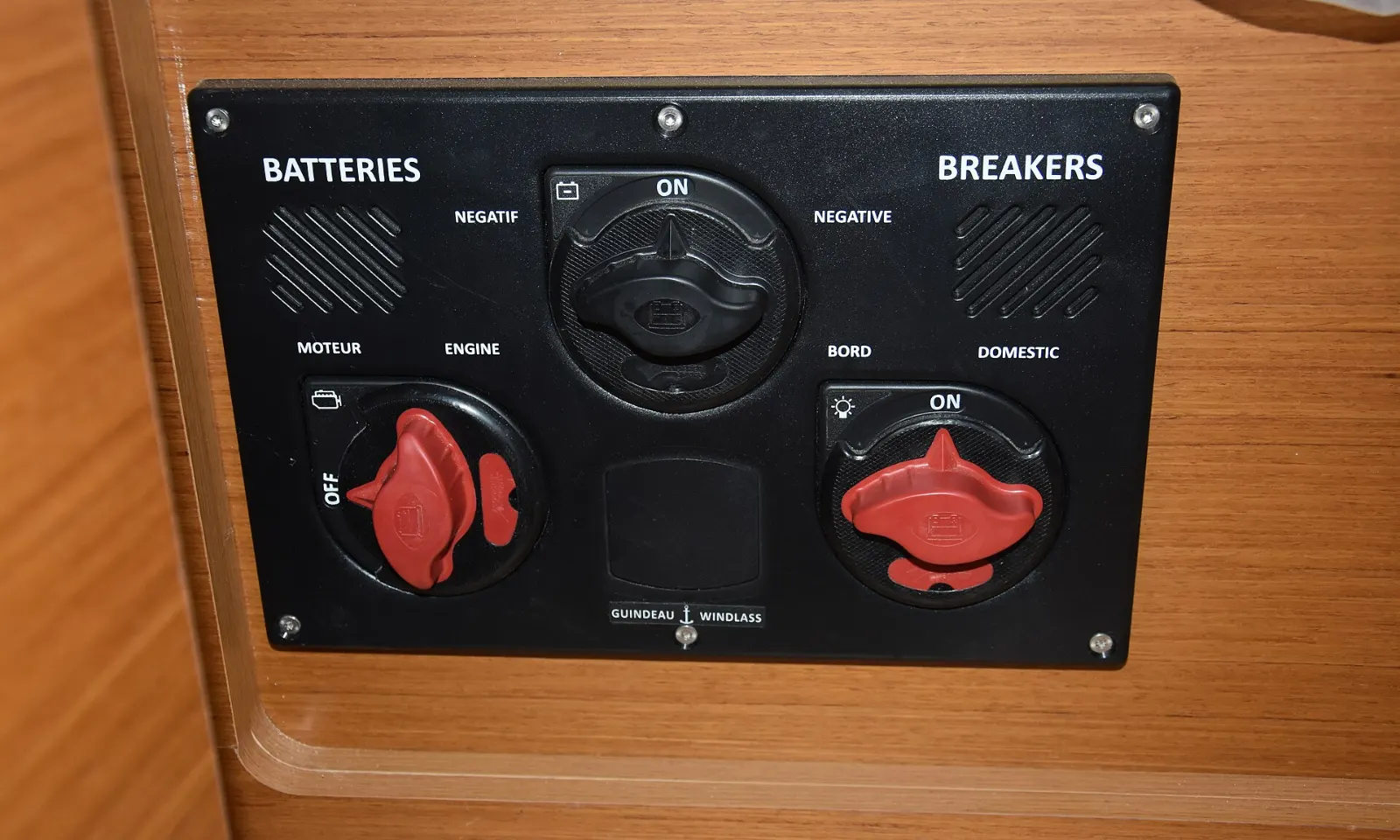 Coupe-batteries principaux installés à bord d’un voilier