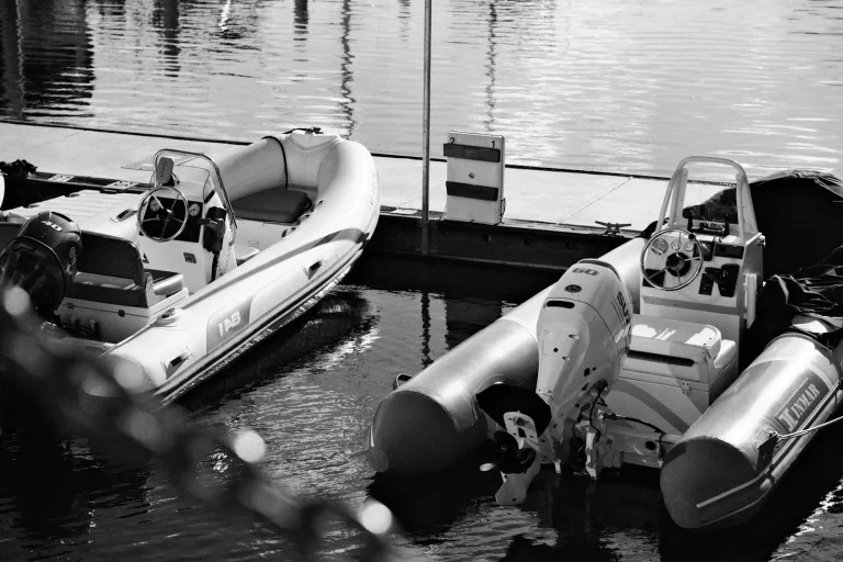 Petite annexe pneumatique amarrée près d’un bateau