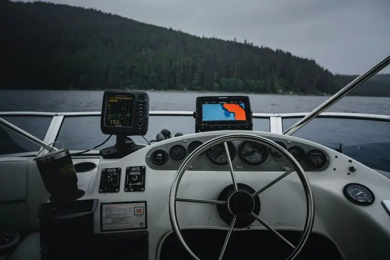 Écrans de sondeur et de traceur sur un bateau de pêche