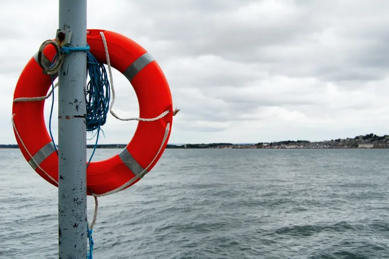 Bouée de sauvetage fixée sur le balcon d’un bateau