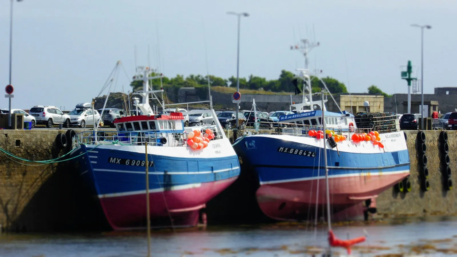 Bateaux échoués à marée basse dans un port