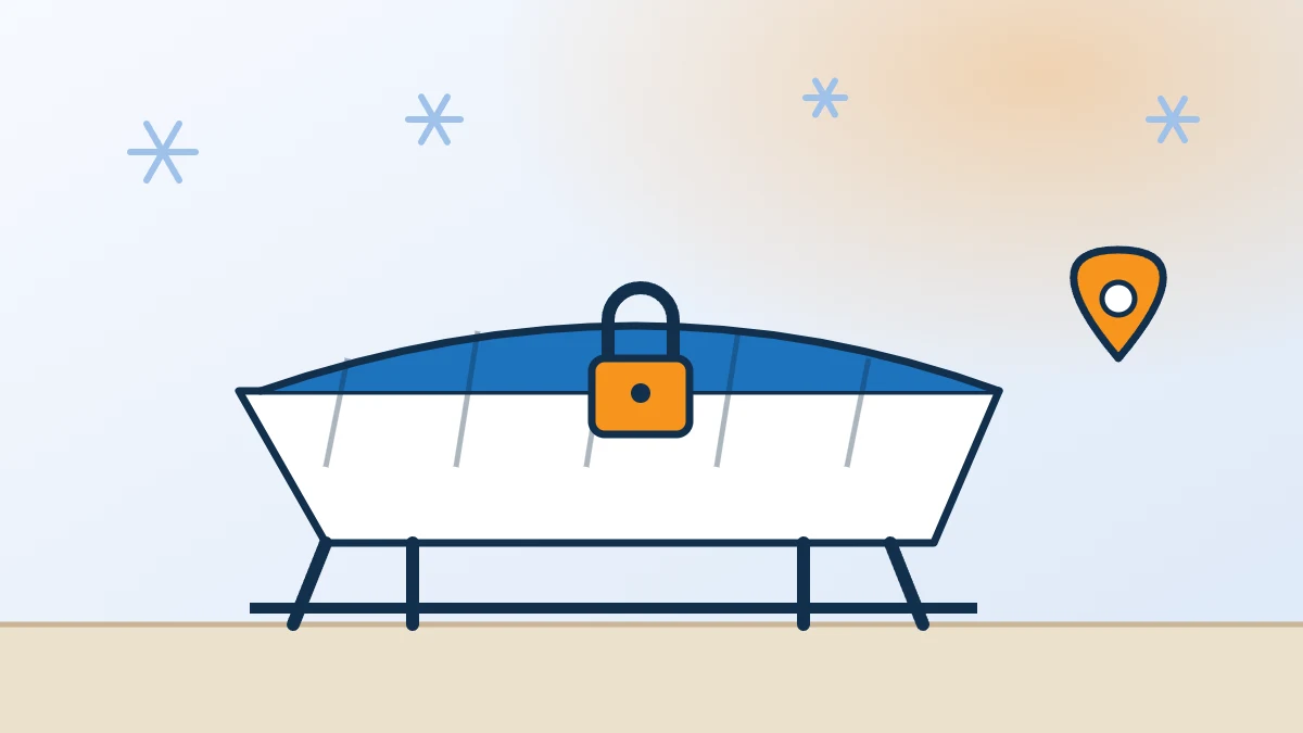 Illustration : bateau sous bâche sur sa remorque, cadenassé et géolocalisé pendant l’hivernage